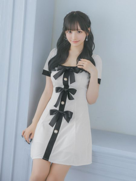 半袖スクエアネックパイピングサテンリボンモノトーンフレアミニドレスのイメージ画像3