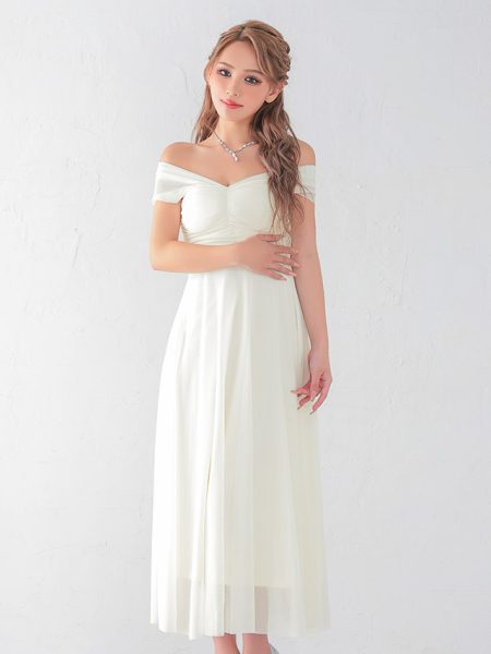 後ろ姿まで可愛いバックリボンのロングドレス。落ち着いた雰囲気で接客できる安心のデザイン