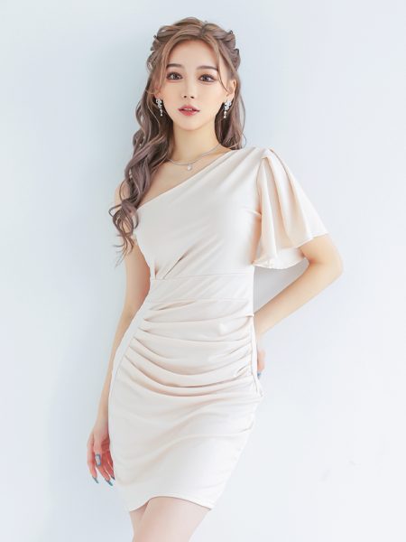 着心地抜群のワンショルダーミニドレス。肩の露出で女性らしさを出しつつ楽に過ごせる1着