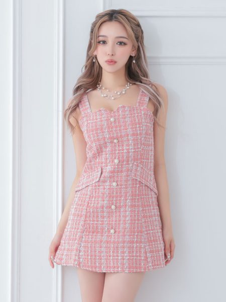 新人キャバ嬢の初出勤におすすめ！上品なピンクのツイードミニドレスで好印象な第一印象に