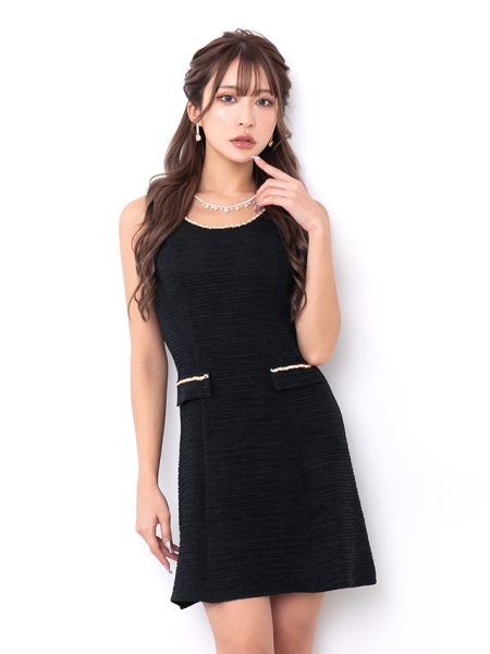 ノースリーブのAラインミニドレス。ストレッチ素材で着心地が良く、長時間の同伴でも疲れない。